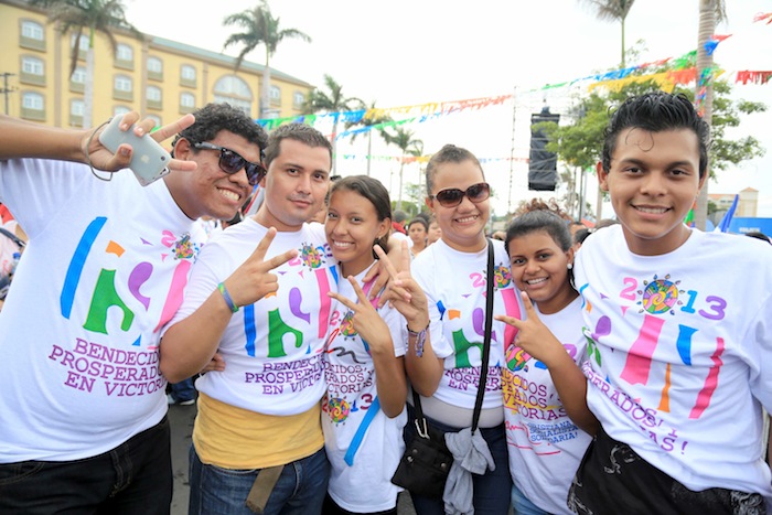 Familias nicaragüenses caminan hacia el Futuro, con Daniel y Rosario