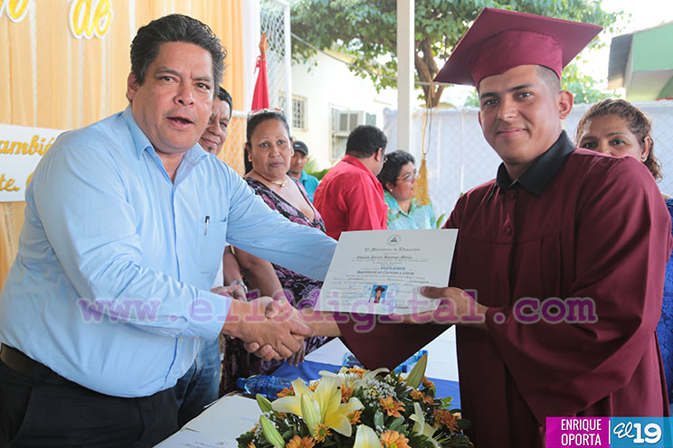 Trabajadores del Mitrab reciben diplomas de bachilleres