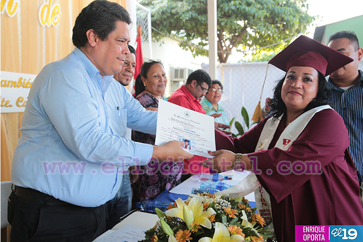 Trabajadores del Mitrab reciben diplomas de bachilleres