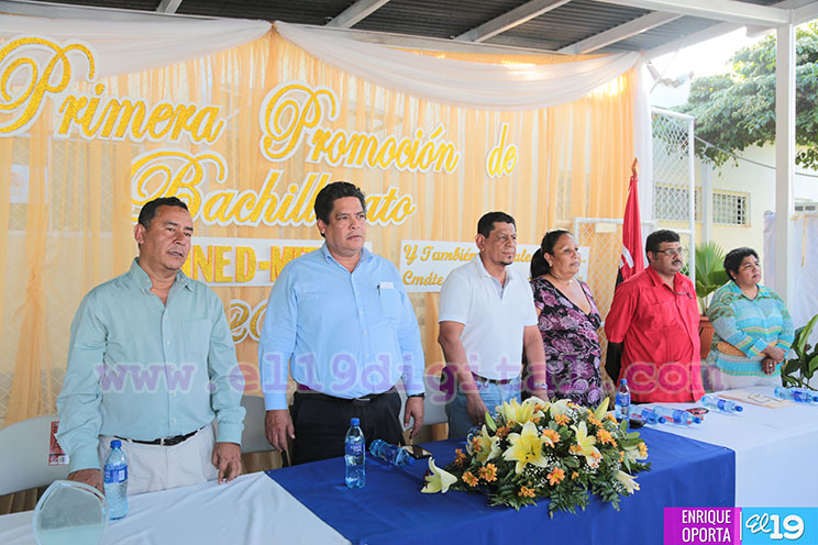 Trabajadores del Mitrab reciben diplomas de bachilleres