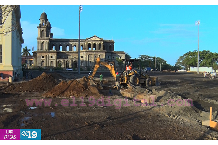Avanza construcción de Plaza 22 de Agosto