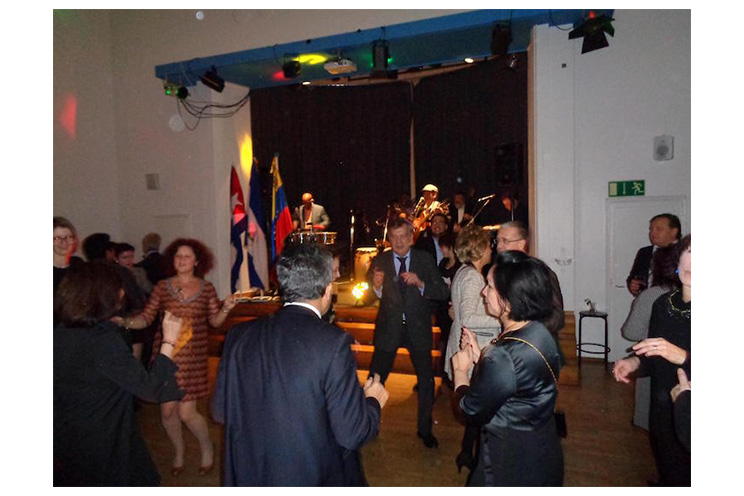 Al ritmo del Palo de Mayo celebran en Finlandia aniversario del ALBA