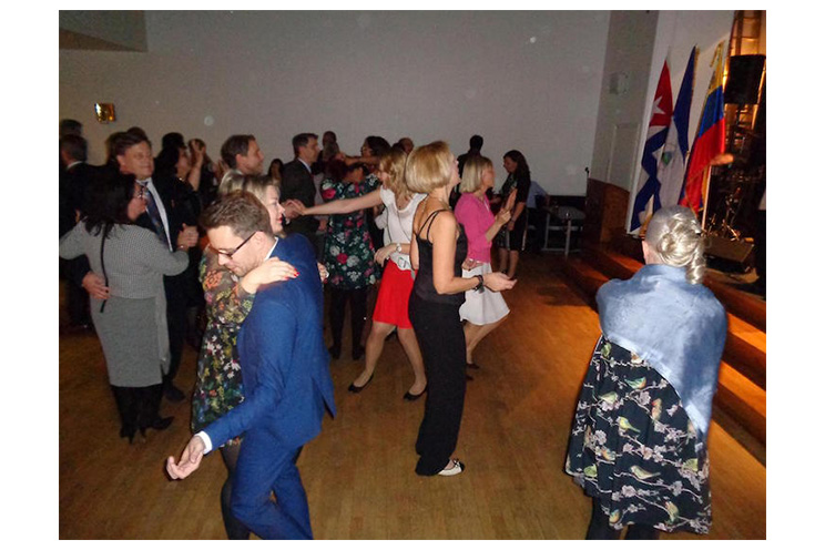 Al ritmo del Palo de Mayo celebran en Finlandia aniversario del ALBA