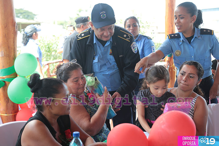 Familiares de Héroes y Mártires de la Policía Nacional celebran convivio navideño
