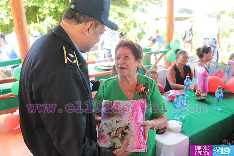 Familiares de Héroes y Mártires de la Policía Nacional celebran convivio navideño