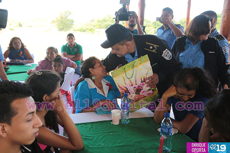 Familiares de Héroes y Mártires de la Policía Nacional celebran convivio navideño