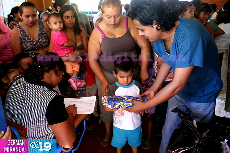 Niñ@s de Masaya y Carazo felices al recibir miles de juguetes en la víspera de la Navidad
