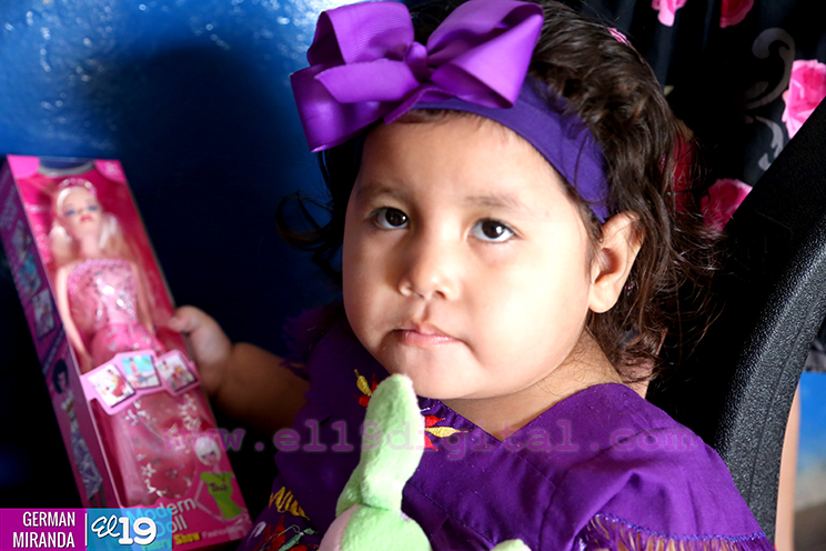 Niñ@s de Masaya y Carazo felices al recibir miles de juguetes en la víspera de la Navidad