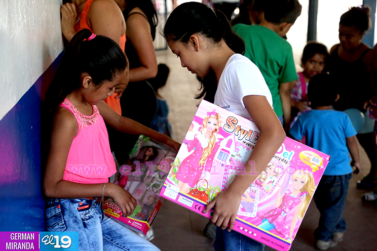 Niñ@s de Masaya y Carazo felices al recibir miles de juguetes en la víspera de la Navidad