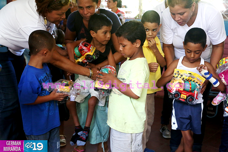 Gobierno entrega juguetes a niñ@s de la Escuela Especial San Vicente de Paul en Granada
