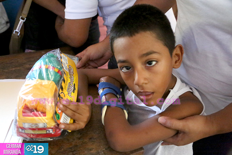 Gobierno entrega juguetes a niñ@s de la Escuela Especial San Vicente de Paul en Granada