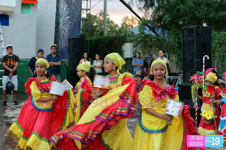 Nacimientos y pastorelas reviven la navidad en la Avenida de Bolívar a Chávez