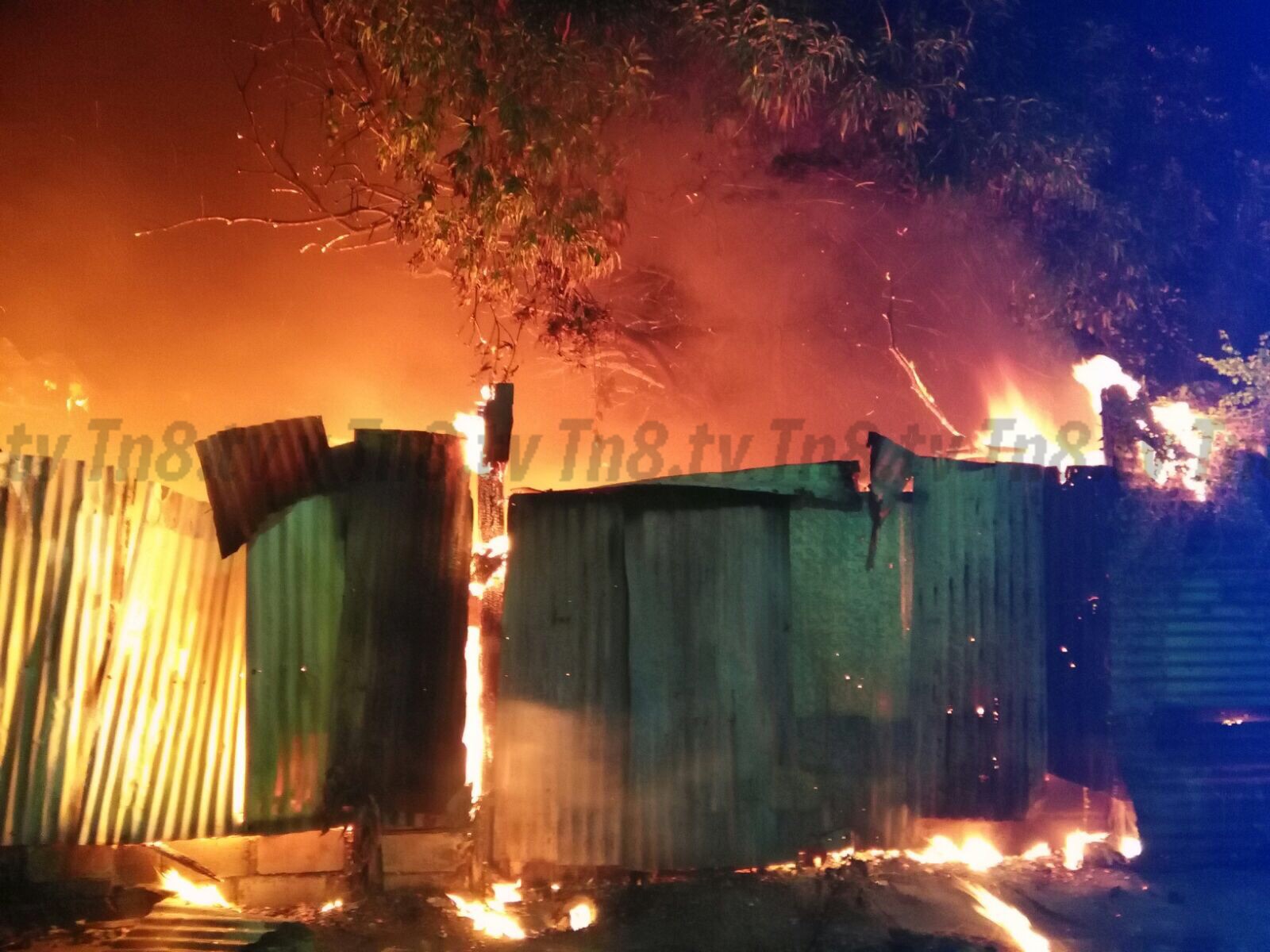 Voraz incendio arrasa cuartería y se cobra la vida de una anciana minusválida