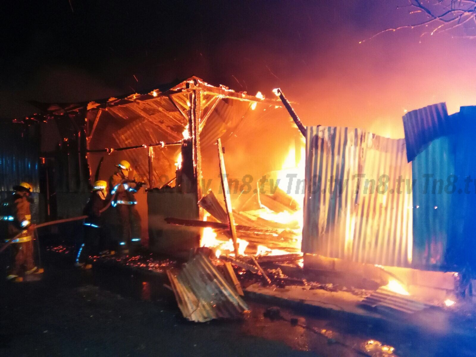 Voraz incendio arrasa cuartería y se cobra la vida de una anciana minusválida