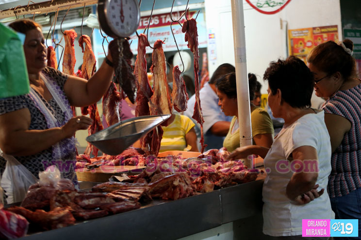 Mercados abastecidos para compras de navidad y fin de año