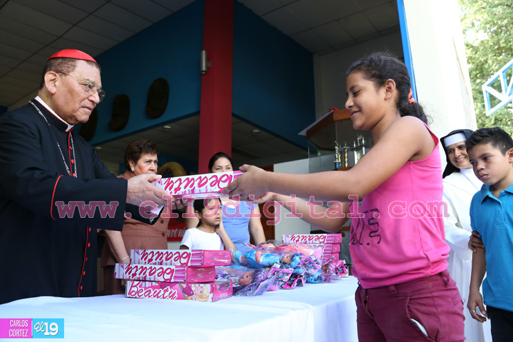 Cardenal Miguel entrega dos mil juguetes a niños y niñas de comarcas de Managua