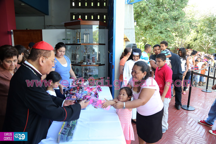 Cardenal Miguel entrega dos mil juguetes a niños y niñas de comarcas de Managua