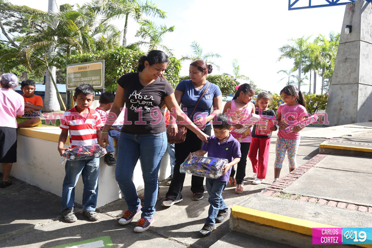 Cardenal Miguel entrega dos mil juguetes a niños y niñas de comarcas de Managua