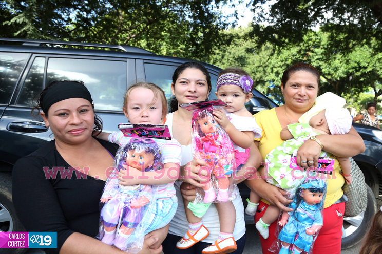 Cardenal Miguel entrega dos mil juguetes a niños y niñas de comarcas de Managua