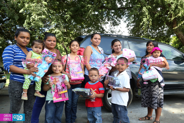Cardenal Miguel entrega dos mil juguetes a niños y niñas de comarcas de Managua