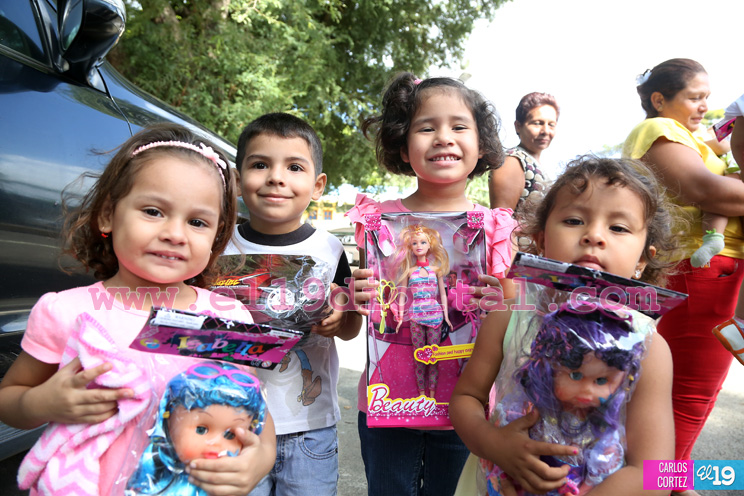 Cardenal Miguel entrega dos mil juguetes a niños y niñas de comarcas de Managua