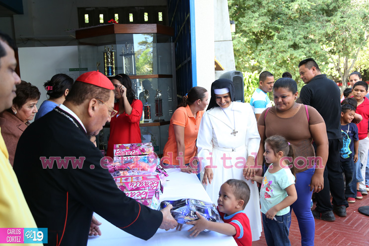 Cardenal Miguel entrega dos mil juguetes a niños y niñas de comarcas de Managua