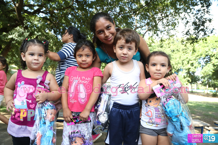 Cardenal Miguel entrega dos mil juguetes a niños y niñas de comarcas de Managua