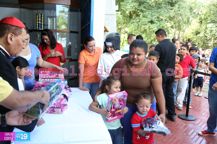 Cardenal Miguel entrega dos mil juguetes a niños y niñas de comarcas de Managua