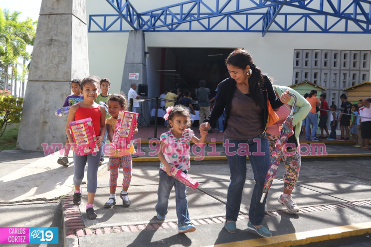 Cardenal Miguel entrega dos mil juguetes a niños y niñas de comarcas de Managua