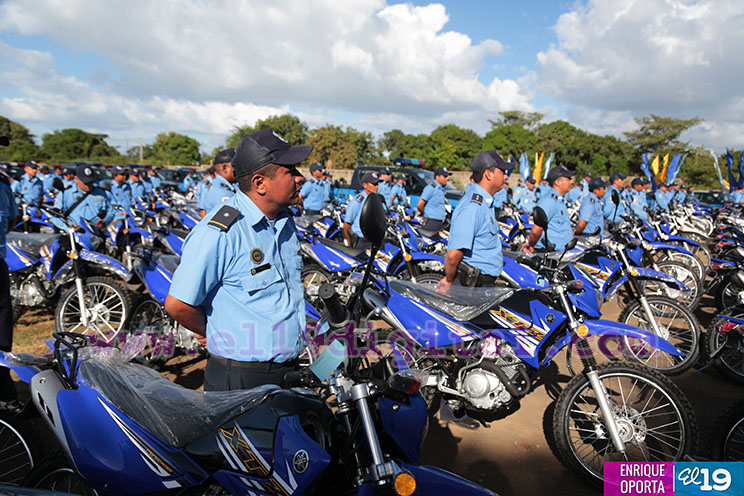 Entregan vehículos patrulleros a delegaciones de Policía