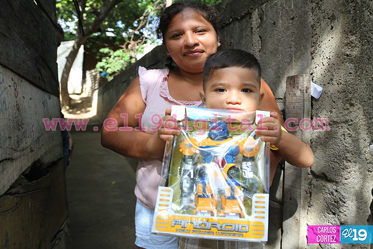 Miles de niñ@s de la capital reciben sus juguetes navideños en un ambiente de Paz y Alegría