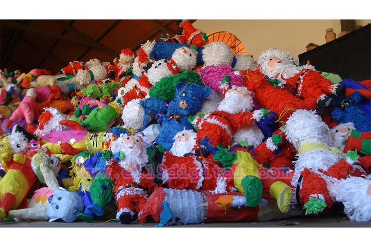 Distribuyen piñatas navideñas en barrios y comunidades de León