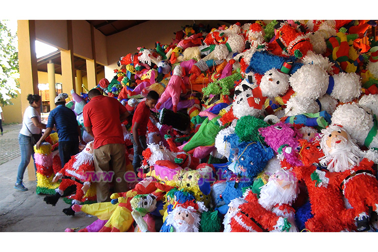 Distribuyen piñatas navideñas en barrios y comunidades de León
