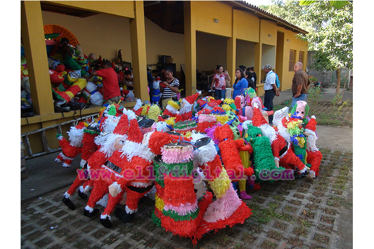 Distribuyen piñatas navideñas en barrios y comunidades de León