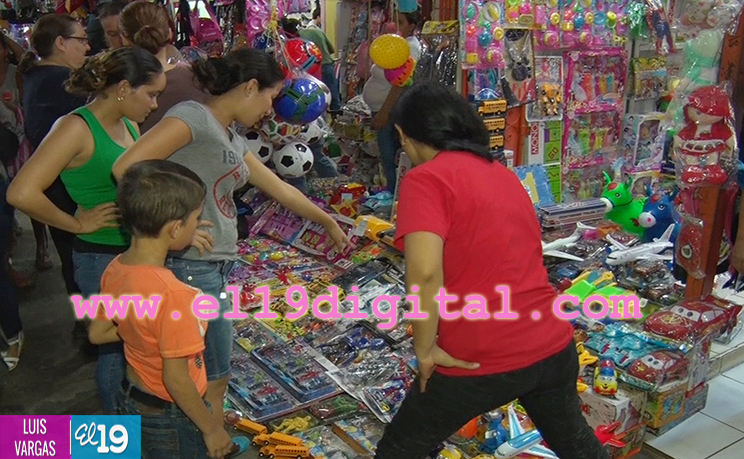 Familias abarrotan mercados capitalinos previo a celebración de la Navidad