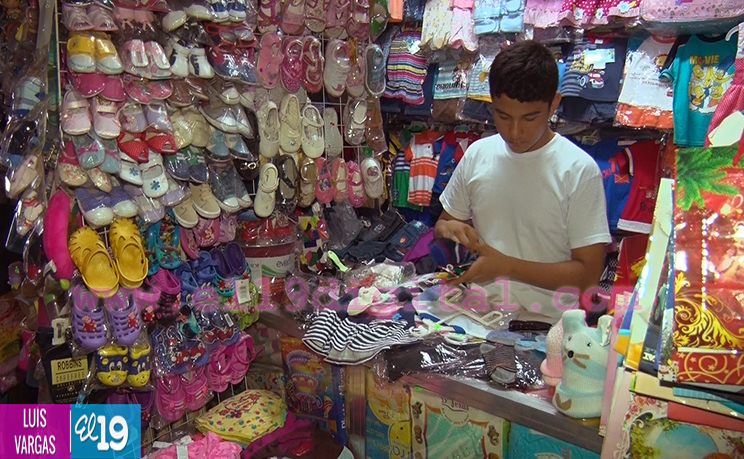 Familias abarrotan mercados capitalinos previo a celebración de la Navidad