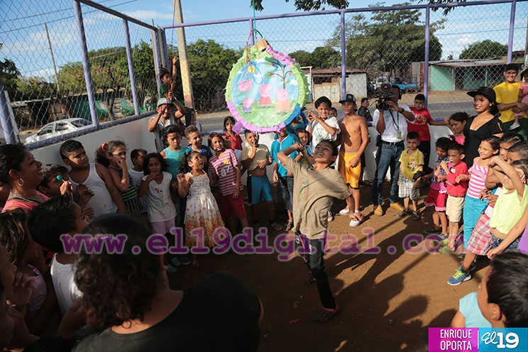 Niñez nicaragüense pasa alegre tarde con celebración de piñatas