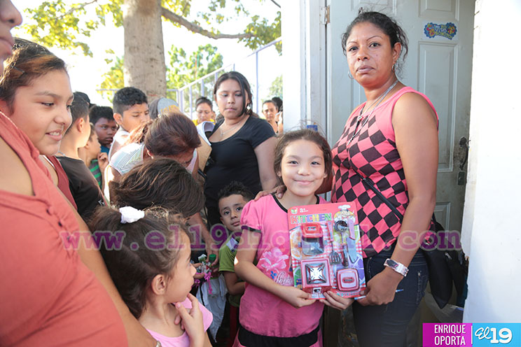 Niñez nicaragüense pasa alegre tarde con celebración de piñatas