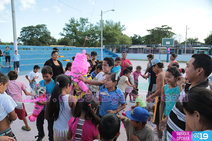 Niñez nicaragüense pasa alegre tarde con celebración de piñatas