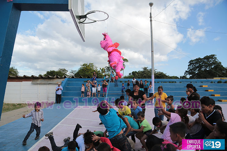 Niñez nicaragüense pasa alegre tarde con celebración de piñatas