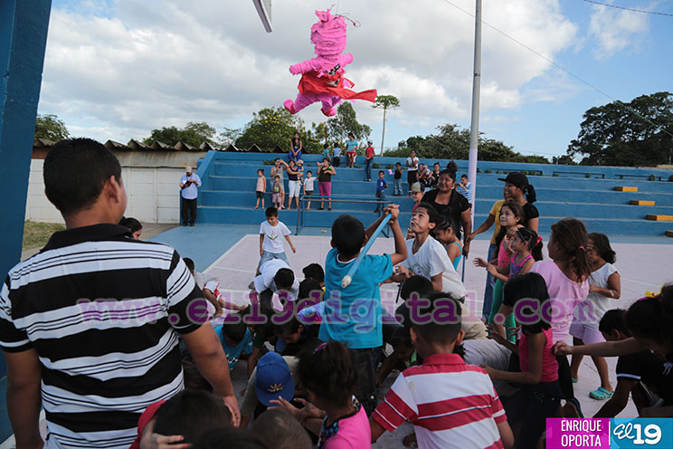 Niñez nicaragüense pasa alegre tarde con celebración de piñatas