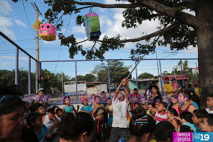Niñez nicaragüense pasa alegre tarde con celebración de piñatas