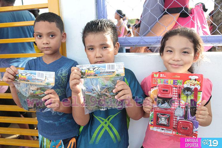Niñez nicaragüense pasa alegre tarde con celebración de piñatas