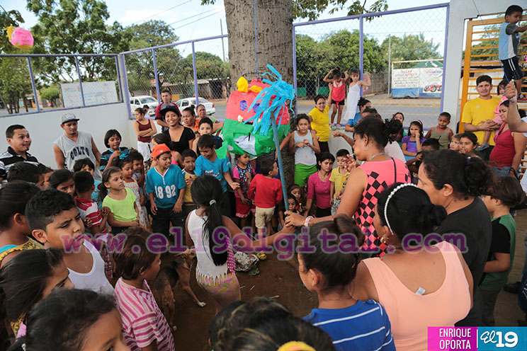 Niñez nicaragüense pasa alegre tarde con celebración de piñatas