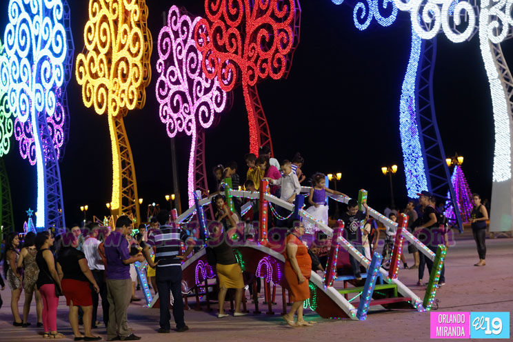 Disfrutan de la Navidad en los espacios de la Bolívar