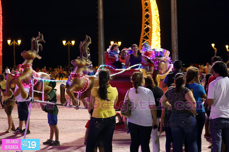 Disfrutan de la Navidad en los espacios de la Bolívar