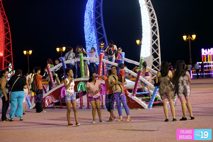 Disfrutan de la Navidad en los espacios de la Bolívar