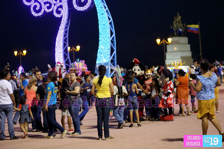Disfrutan de la Navidad en los espacios de la Bolívar