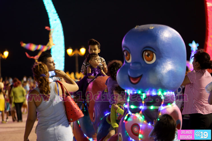 Disfrutan de la Navidad en los espacios de la Bolívar