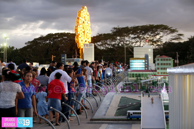 Disfrutan de la Navidad en los espacios de la Bolívar